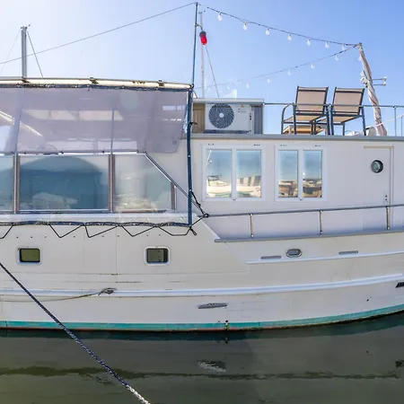 Botel Boat, Vintage Yacht Bordeaux